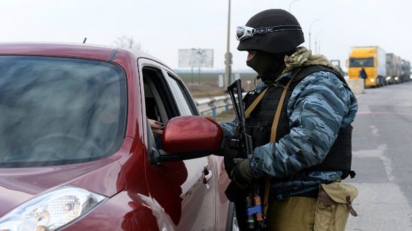 Punkt kontrolny stworzony przez siły prorosyjskie na drodze prowadzącej na półwysep