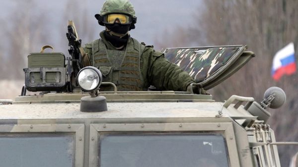 Żołnierz w miejscowości Pierewalne w pojeździe opancerzonym "Tigr"