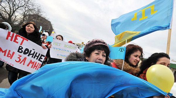 Tatarzy krymscy ze swoją flagą narodową