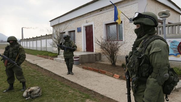 Żołnierze w nieoznakowanych mundurach w miejscowości Perewalne na przedmieściach Symferopola