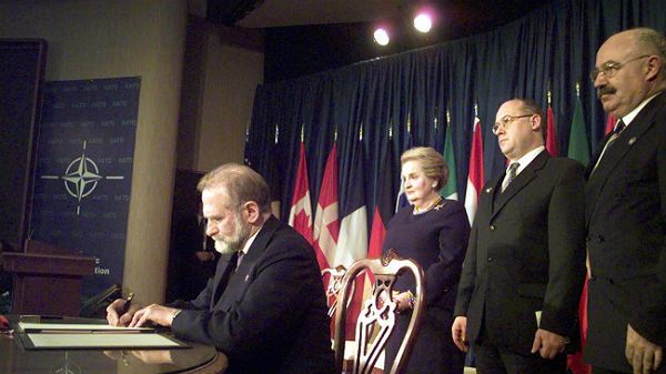 12.03.1999 r. - minister spraw zagranicznych Bronisław Geremek podpisuje dokumenty akcesyjne członkostwa Polski w NATO