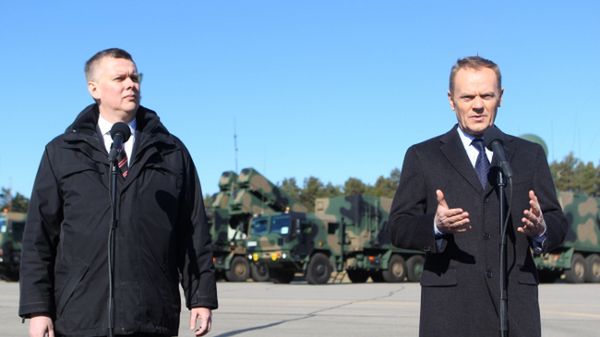 Tomasz Siemoniak i Donald Tusk w trakcie wizyty w Nadbrzeżnym Dywizjonie Rakietowym Marynarki Wojennej w Siemirowicach