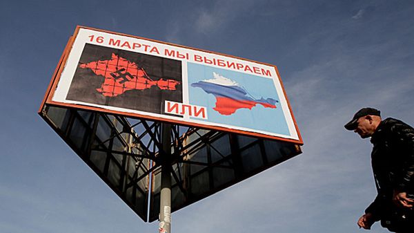 Na ulicach pojawiły się banery zestawiające swastykę z barwami Rosji pod hasłem "albo albo"