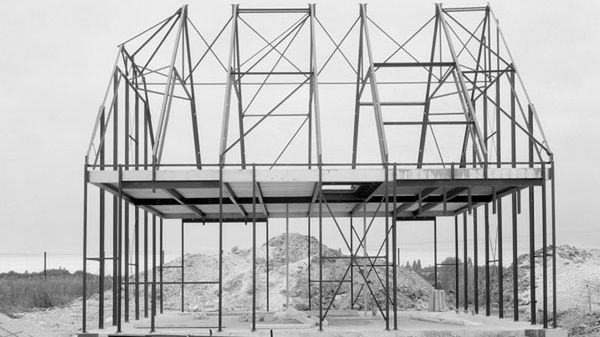 Zdjęcie przedstawiające budowę domu w francuskiej miejscowości Onnaing, pochodzące z projektu fotograficznego "1200 pochowanych żywcem"