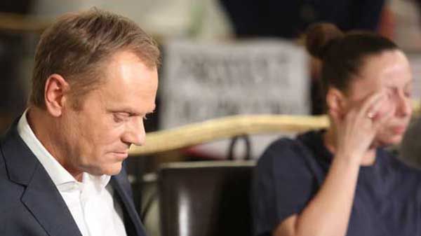 Donald Tusk i Maja Szulc, matka niepełnosprawnego dziecka, podczas sobotniego spotkania w sejmie