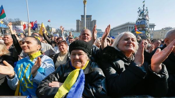Ukraińcy zgromadzeni na Placu Niepodległości w Kijowie