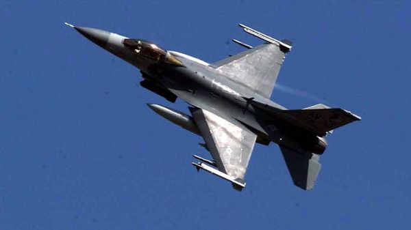 F-16 startujący z bazy Aviano, Włochy, 1999 r.