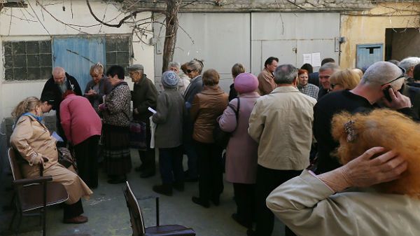 Mieszkańcy Krymu stoją w kolejce, by zarejestrować rosyjskie paszporty