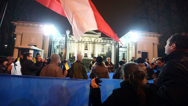 Demonstracja Polaków i społeczności ukraińskiej mieszkającej w Polsce przed ambasadą Rosji w Warszawie. Uczestnicy pikiety manifestowali poparcie dla demonstrantów w Kijowie i innych miastach Ukrainy
