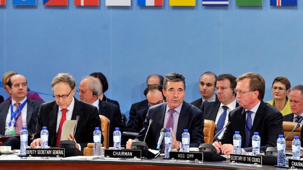 Szef NATO Anders Fogh Rasmussen (drugi od prawej) otwiera posiedzenie ministrów obrony