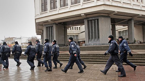 Milicjanci przed budynkiem parlamentu Krymu