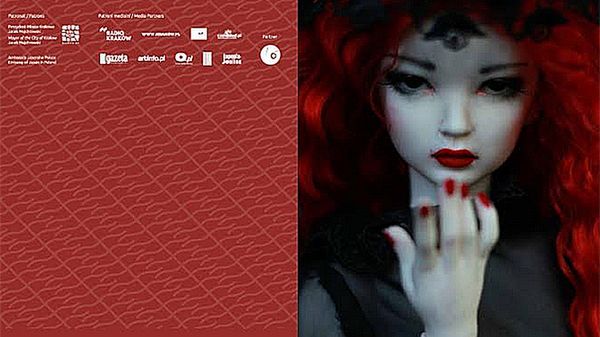 "To nie są lalki dla dzieci" - plakat wystawy w Muzeum Manggha w Krakowie