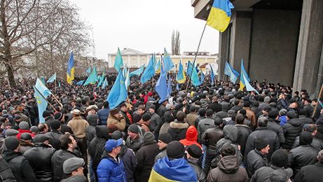 Demonstracja przed krymskim parlamentem