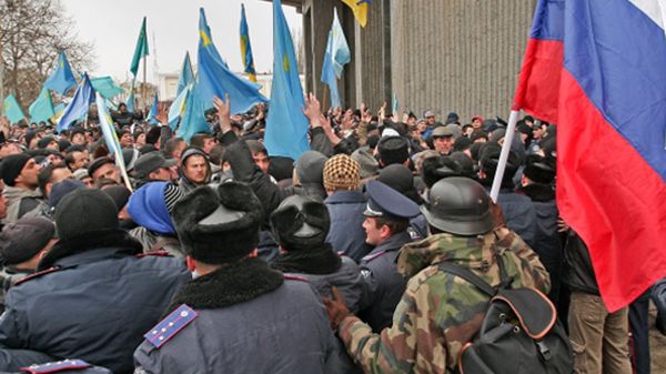 Protesty przed parlamentem Autonomicznej Republiki Krymu w Symferopolu