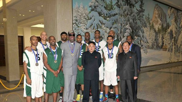 Kim Dzong Un pozuje z byłymi graczami NBA; luty 2014 r.