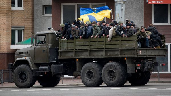 Protestujący w Kijowie przewożeni ciężarówką, która wygląda na należącą do wojska