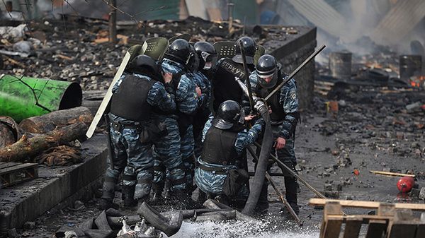 Członkowie Berkutu na ulicy Kijowa