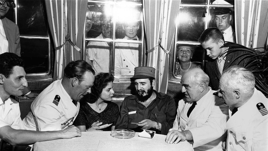 Spotkanie na pokładzie MS Berlin w 1959 r., w porcie w Hawanie. Od prawej: pierwszy oficer Ernest Hankiewicz, córka kapitana Marita Lorenz, Fidel Castro, kapitan statku Heinrich Lorenz i główny inżynier Karl Kase
