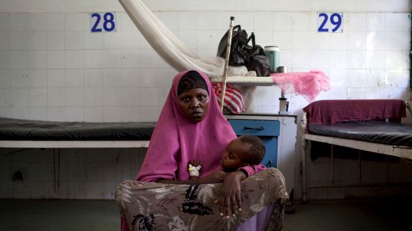 Somalijka trzyma niedożywionego syna, czekając na pomoc w szpitalu w Mogadiszu