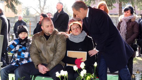 Rodzice zmarłej dziewczynki Bartłomiej i Barbara Bonk z synem Mateuszem oraz premier Donald Tusk