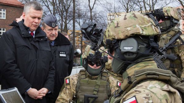 Szef MON Tomasz Siemoniak i gen. Lech Majewski w jednostce wojsk specjalnych AGAT w Gliwicach