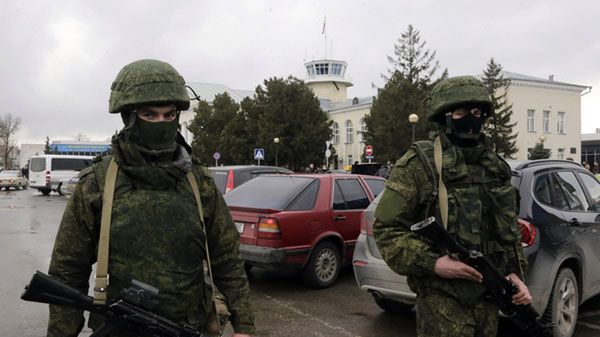 Uzbrojony patrol w pobliżu lotniska w Symferopolu