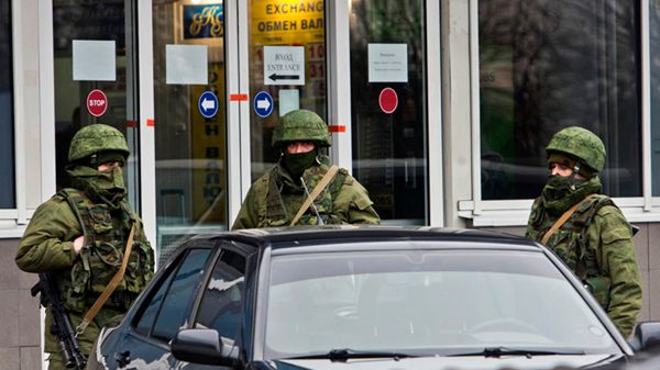 Uzbrojeni mężczyźni w Symferopolu