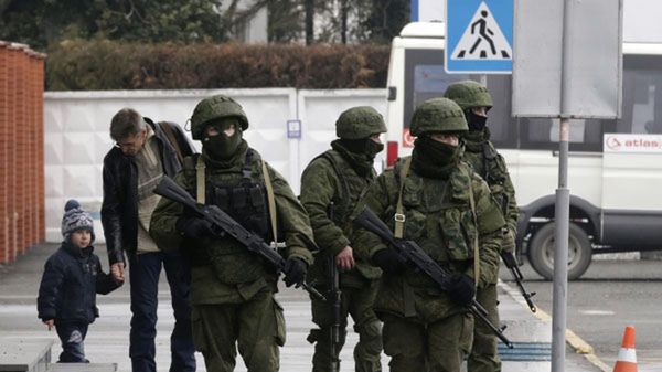 Niezidentyfikowane patrole militarne na ulicach Symferopolu