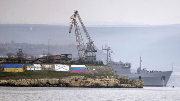 Ukraiński okręt w porcie w Sewastopolu