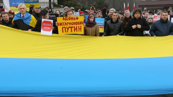 Demonstracja przeciwników rosyjskiej interwencji na Ukrainie przed ambasadą Rosji w Warszawie