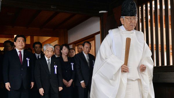 Politycy w świątyni Yasukuni