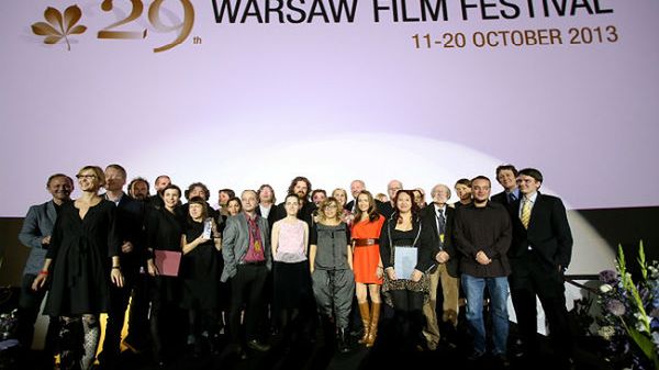 Gala wręczenia nagród 29. Warszawskiego Festiwalu Filmowego. Laureaci pozują do wspólnego zdjęcia.