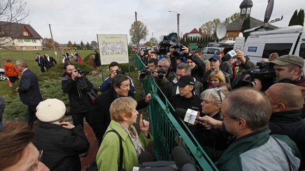 Przepychanki między obrońcami praw zwierząt a wiernymi przed meczetem w Bohonikach