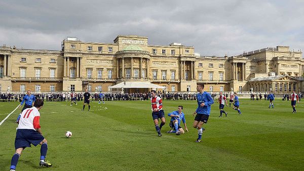 Mecz w ogrodach pałacu Buckingham