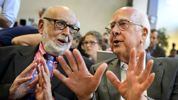 Laureaci przyznanej w 2013 roku Nagrody Nobla z dziedziny fizyki - Francois Englert (po lewej) i Peter Higgs