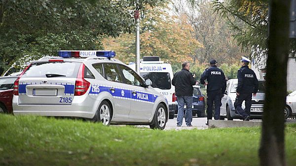 Policja w okolicy bloku na warszawskim Gocławiu