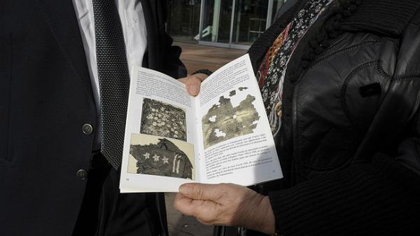 Córka jednego z zamordowanych w Katyniu - Krystyna Krzyszkowska oraz jej brat Ryszard, pokazują przygotowany przez siebie przewodnik po Katyniu w języku francuskim, przed siedzibą Europejskiego Trybunału Praw Człowieka