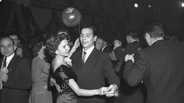 Zabawa Sylwestrowo-Noworoczna w auli Politechniki Warszawskiej. Rok 1955