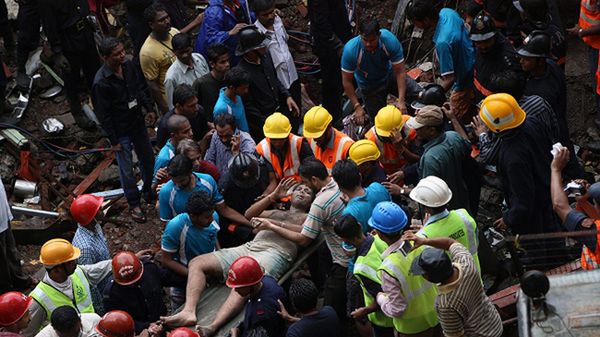 Akcja ratunkowa po zawaleniu budynku w Bombaju