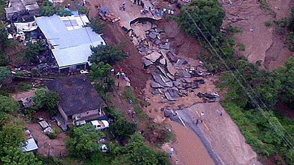 Po przejściu huraganów zniszczenia w Meksyku są ogromne. Na zdjęciu zniszczona droga w Guerrero
