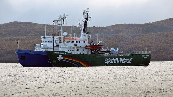 "Arctic Sunrise" i statek rosyjskiej straży przybrzeżnej