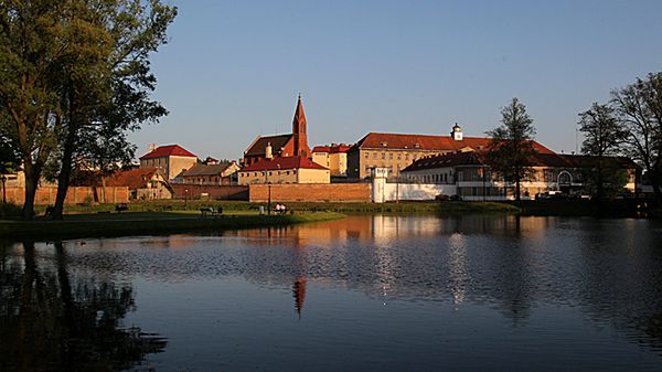 Staw młyński w Barczewie. W tle zakład karny