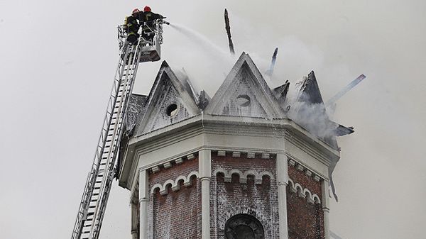 Strażacy gaszą pożar zabytkowego kościoła Św. Wojciecha w Białymstoku