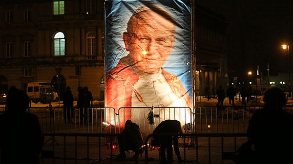Portret Jana Pawła II na Pl. Piłsudskiego w Warszawie, podczas czuwania w rocznicę śmierci Papieża