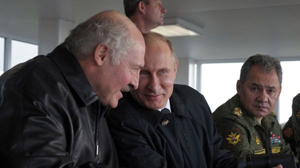 Aleksander Łukaszenka, Władimir Putin i szef resortu obrony Rosji Siergiej Szojgu obserwują ćwiczenia Zapad 2013