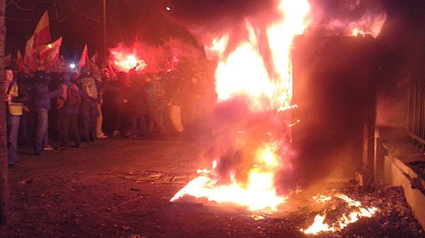 11 listopada 2013 na tyłach ambasady Rosji stanęła w ogniu budka policji ochraniającej budynek