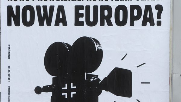 Plakat pt. "Nowa Europa?" odnoszący się do niemieckiego trzyczęściowego serialu wojennego pt. "Nasze matki, nasi ojcowie"