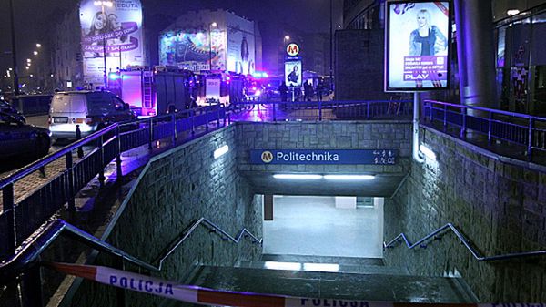 Zamknięte wejście na stację metra Politechnika