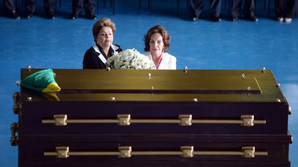 Prezydent Brazylii Dilma Rousseff i Maria Tereza Goulart, wdowa po Joao Goularcie przy trumnie z jego ekshumowanym ciałem