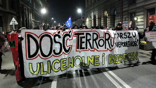 Uczestnicy demonstracji "Wolności nie spalicie! Dość terroru Marszu Niepodległości"